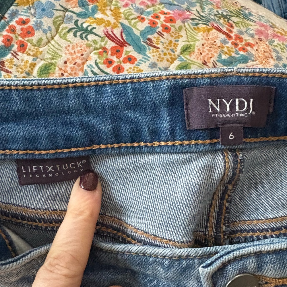 NYDJ Not Your Daughter's Jeans Cropped Straight Leg Jeans in Light Wash - Picture 10 of 13